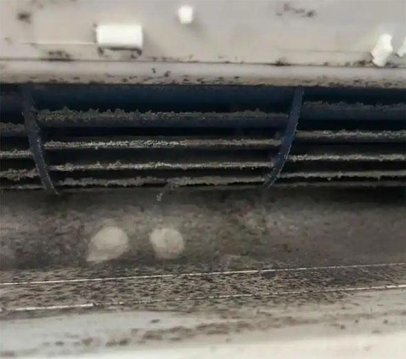 松潘空调吹的风有股烧焦味是怎么回事